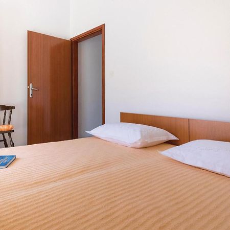 2 Bedroom Lovely Apartment In Komarna Клек Екстериор снимка