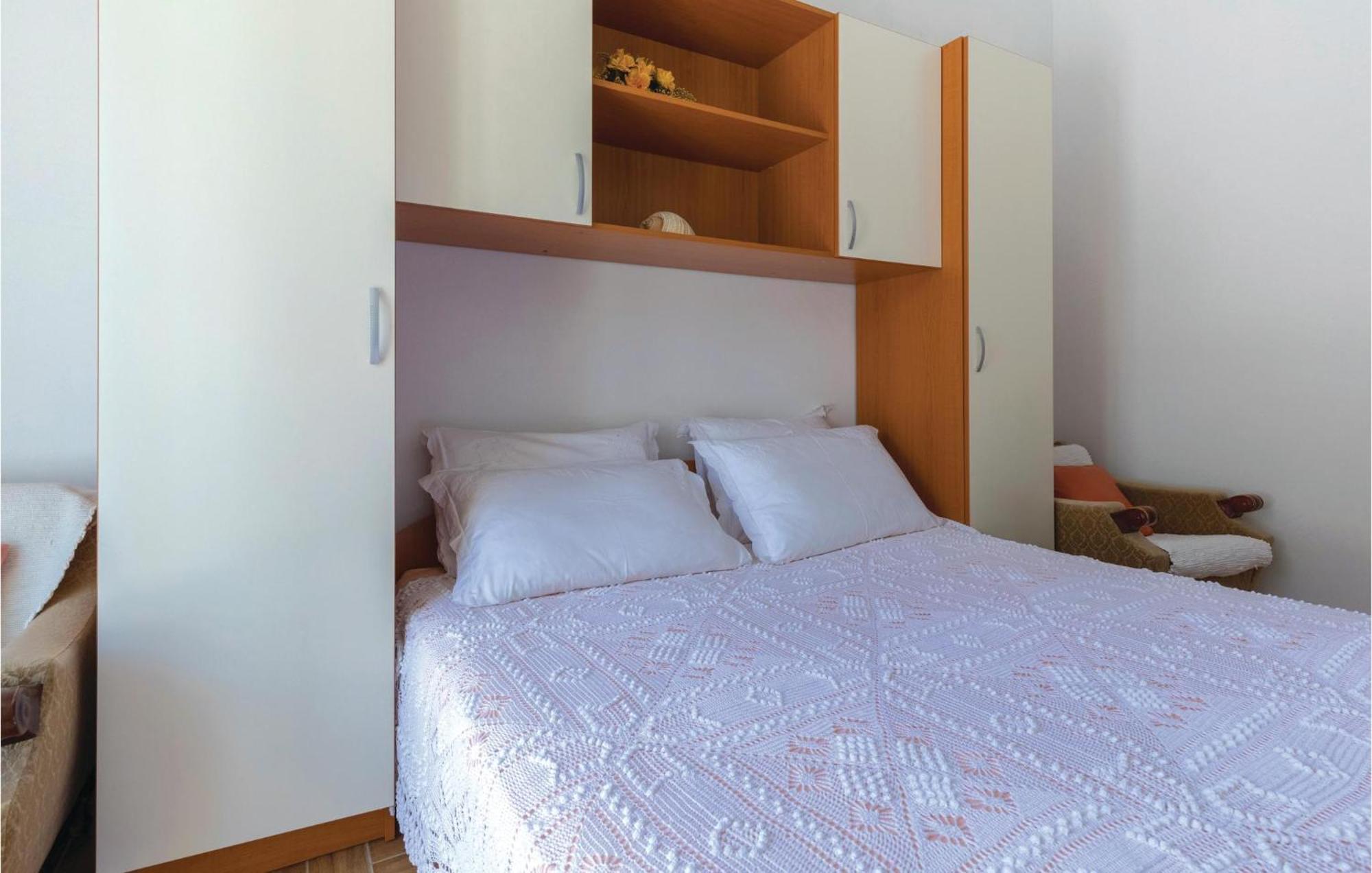2 Bedroom Lovely Apartment In Komarna Клек Екстериор снимка