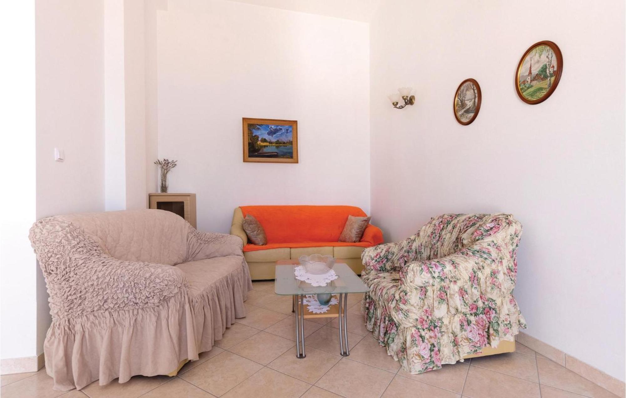 2 Bedroom Lovely Apartment In Komarna Клек Екстериор снимка