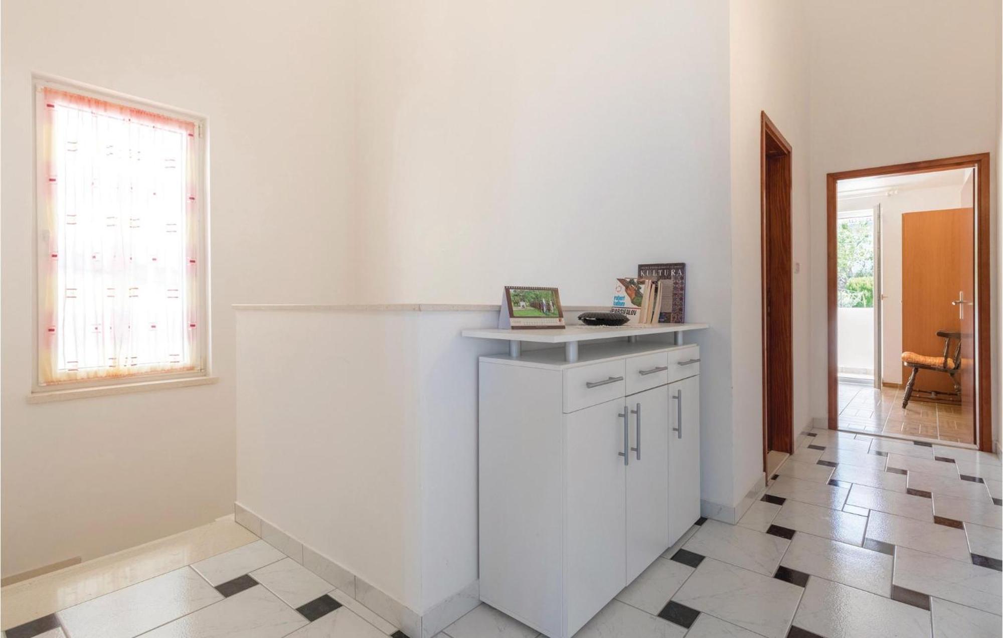 2 Bedroom Lovely Apartment In Komarna Клек Екстериор снимка